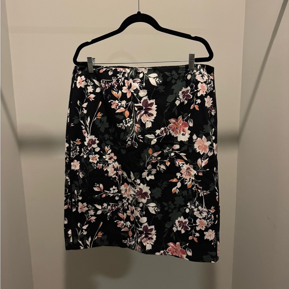 White House Black Market Floral Pencil Skirt